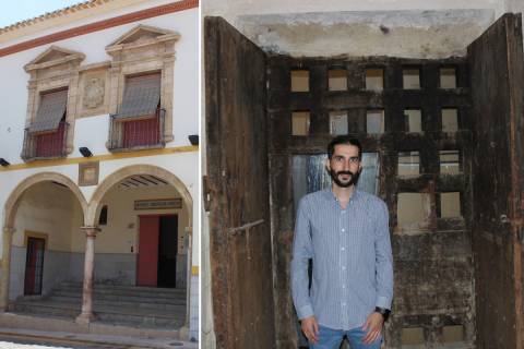 Francisco Ángel Molina junto a la puerta de los calabozos de la Casa del Concejo de Cehegín, cuya fachada se ve a la izquierda de la composición.